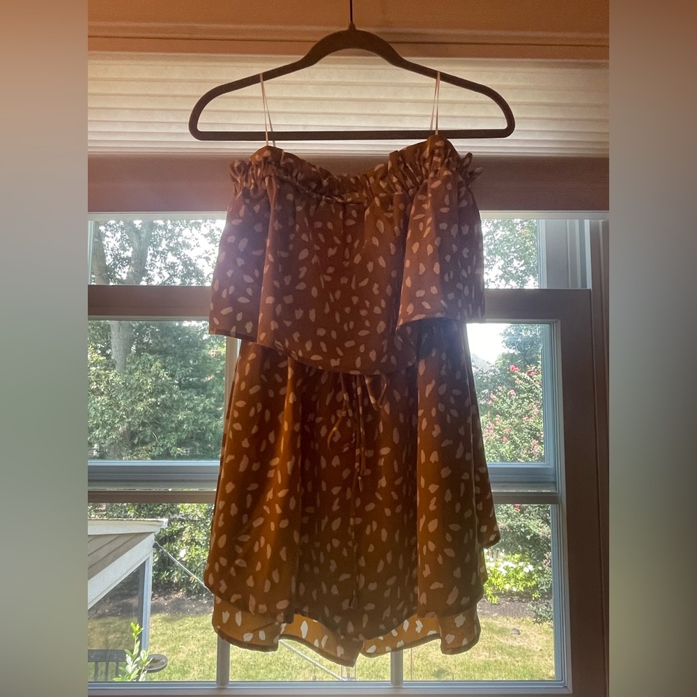 Boutique style, Allie rose romper, size small, NEVER WORN, yellow/ gold color